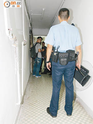警員持盾上樓搜捕爆竊匪。（梁卓明攝）