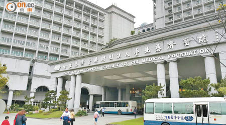 消息指黃坤昨已離開新北市的慈濟醫院。（本報新北傳真）
