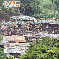 荔枝角九華徑村一間寮屋疑因電錶漏電引起火警，最終逾百人的住所被燒毀。
