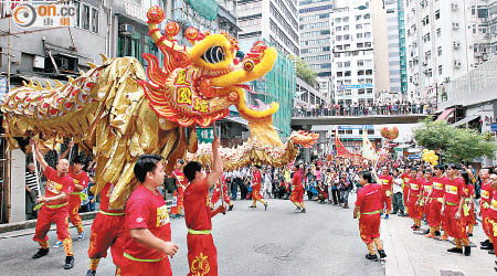 巡遊隊伍逾五百人，沿途有百尺金龍表演。（梁耀榮攝）