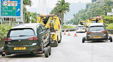 有車輛涉嫌非法改裝被拖走檢驗。（莊杰成攝）