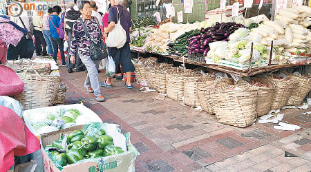 基隆街有店舖慣性將雜物擺出行人路販賣，對出馬路亦堆滿雜物。