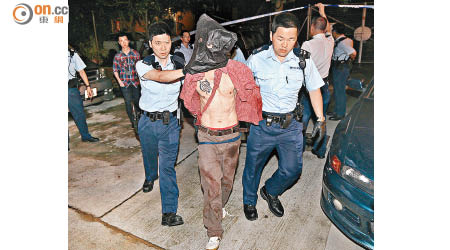 被告廖新江被捕時，身上衣物染有血漬。（資料圖片）