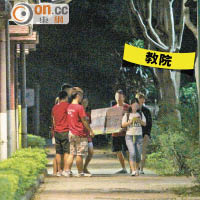 有教院的學生晚上在學生宿舍「嗌莊」，爭取宣傳機會。