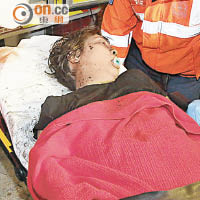 在火場救出的女住客陷入昏迷，送院搶救後不治。（林耀康攝）