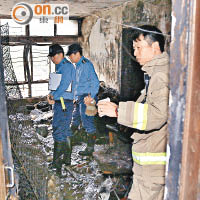 單位嚴重焚毀，消防員於屋內調查。（黃永健攝）