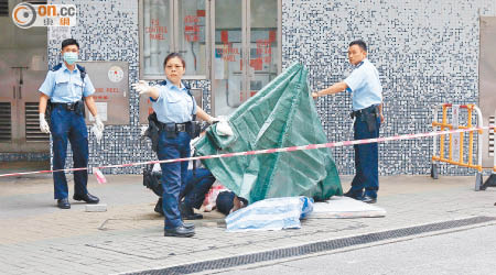 警員用帳篷遮蓋屍體。（莊杰成攝）