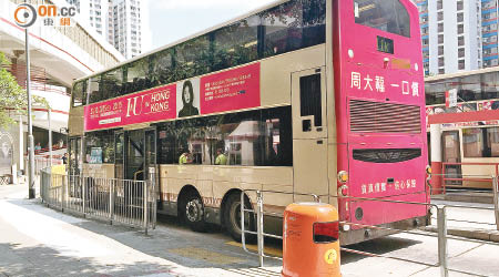 黃大仙竹園邨巴士總站有巴士停泊於行人過路處。