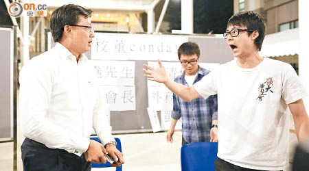 何君堯（左）與劉振琳於論壇上多次激辯，有人更向何爆粗表達不滿。（梁鵬威攝）