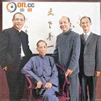 鏞記創辦人甘穗煇（左二）曾與長子健成（右二）和次子琨禮（左一）有共識，兩子要共同管理公司業務。