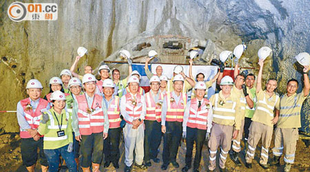 工程團隊興奮地高舉工程帽慶祝隧道貫通。（港鐵提供）