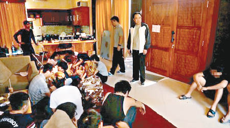 警方在豪華別墅內扣查大批大陸和台灣籍電騙疑犯。（互聯網圖片）