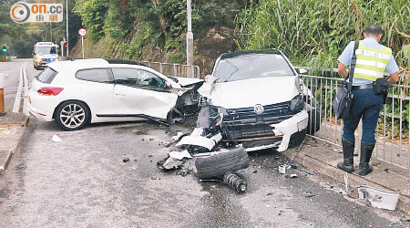 兩私家車相撞後損毀嚴重。（黃永健攝）