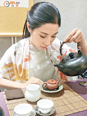 余文心說茗茶是專注地飲茶的意思，當人專注可以忘記煩惱。