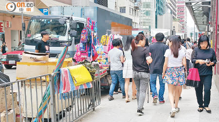 大南西街近港鐵站附近平日人流甚多，加上小販擺賣，令行人通道造成阻塞。