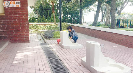蝴蝶灣公園洗腳池內水龍頭的水壓被調減，令市民難以使用。