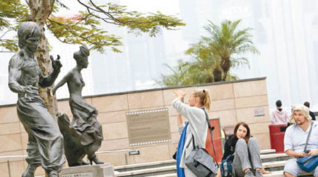 星光大道的銅像已移師到尖東海濱「星光花園」。（何頴賢攝）