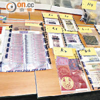 警方展示的證物包括外幣等現金。