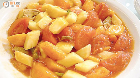 木瓜、番茄、淮山煮蘑菇，色澤鮮艷，增加兒童食欲。