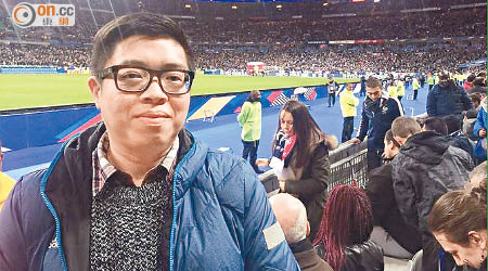陳先生在巴黎法國球場留影。（讀者提供）