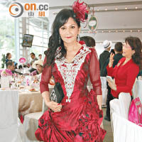 「玩具大王」蔡志明太太蔡李惠莉鍾情紅色或紫色晚裝，認為着上身後顯得特別精神。