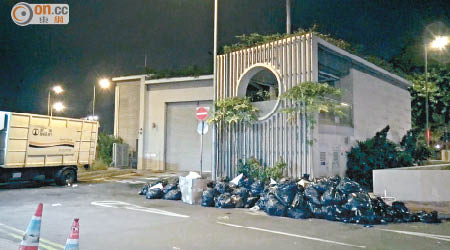 入夜後，百德新街垃圾收集站外堆滿垃圾。