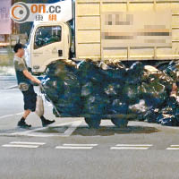 記者視察期間，陸續有人棄置垃圾於站外行人路及馬路。