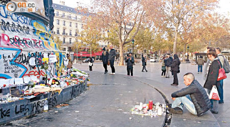 巴黎市民陸續前來共和廣場哀悼死者。（呂靜儀攝）