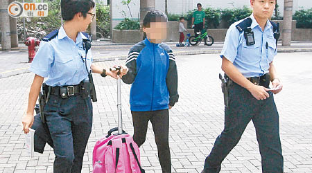 女童由警員陪同返署助查。（馬竟峯攝）