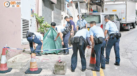 警員用帳篷覆蓋死者遺體。（梁卓明攝）