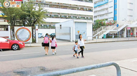 乙明邨街欠缺行人過路設施，不少市民冒險橫過馬路。