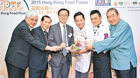 陳建年（左三）希望藉活動推廣本港食物與海外食品業作交流。（大會提供）