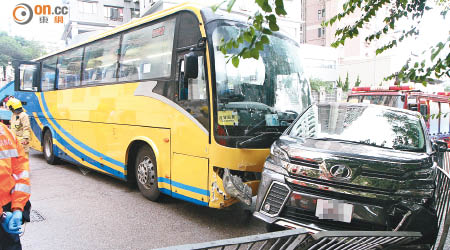 七人車被夾在圍欄和校巴之間。（馬竟峯攝）