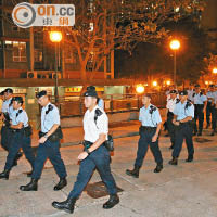 大批警察機動部隊人員入夜出動搜證。（林振華攝）