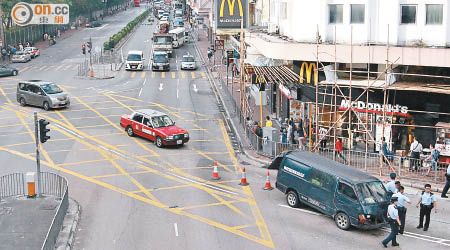 客貨車在窩打老道橫衝直撞後，轉入染布房街停下。（左錦鴻攝）