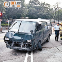 客貨車車頭及前轆嚴重損毀。