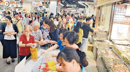 市民紛紛搶購鮑魚和大閘蟹。(蕭毅攝)