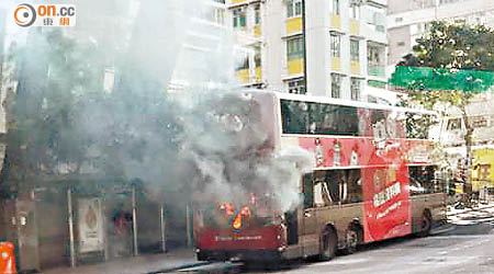 車尾引擎冒煙起火。