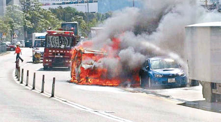 七人車的火燄波及路旁兩輛私家車，冒出濃煙。（互聯網圖片）