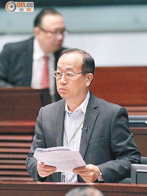 立法會討論丁屋問題時，陳鑑林為原居民發聲。