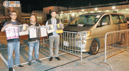 警方扣留涉案七人車和展示證物。（沈厚錚攝）