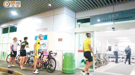 同行單車隊友趕抵醫院了解。（李國健攝）