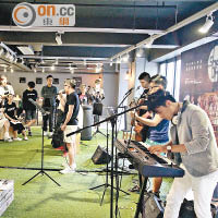 鍾浩賢與隊友亦會獲邀在一些室內市集裏獻唱。