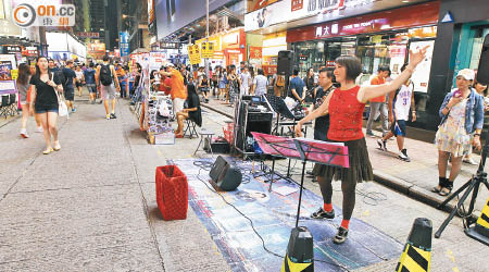 西洋菜街已成街頭表演的集散地。