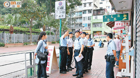 警員在劫案現場調查。（曾志恒攝）