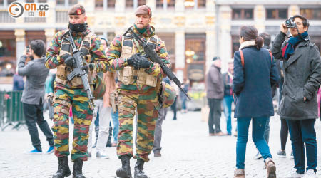布魯塞爾面對嚴重的恐襲威脅，有士兵在街頭巡邏，氣氛緊張。