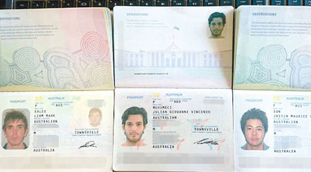 圖為賈斯廷（右）、穆蘇梅西（中）及伊爾斯（左）的護照。（互聯網圖片）