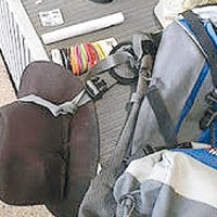 玻利維亞 <br>警方發放照片，顯示在三人背包中搜出的物品。（互聯網圖片）