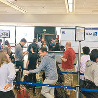 美國 <br>聯合航空的乘客重新安檢後，準備再登機。（互聯網圖片）