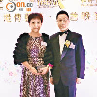 香港傳藝中心校長吳子文（右）及執行董事蔡雪亮夫婦連年為仁濟醫院籌款，愛心滿瀉。